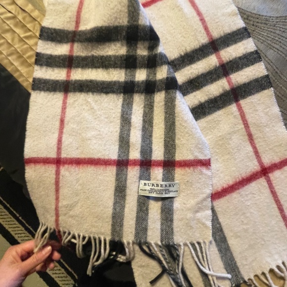 Burberry Cashmere Scarf - Picture 3 of 4